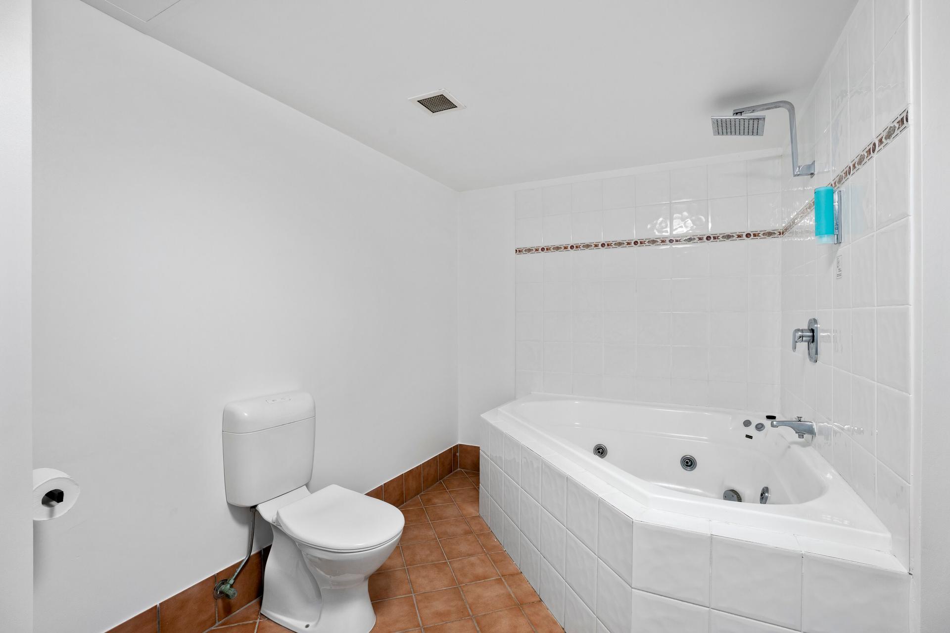 Spa, 1 Queen and 1 Single Bed