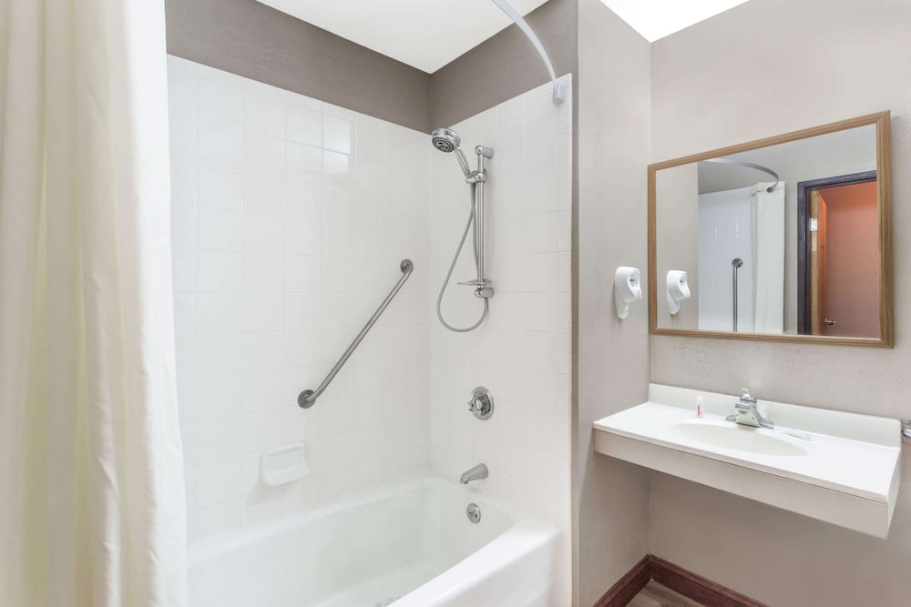 Super 8 By Wyndham Kenosha/Pleasant Prairie 8/29