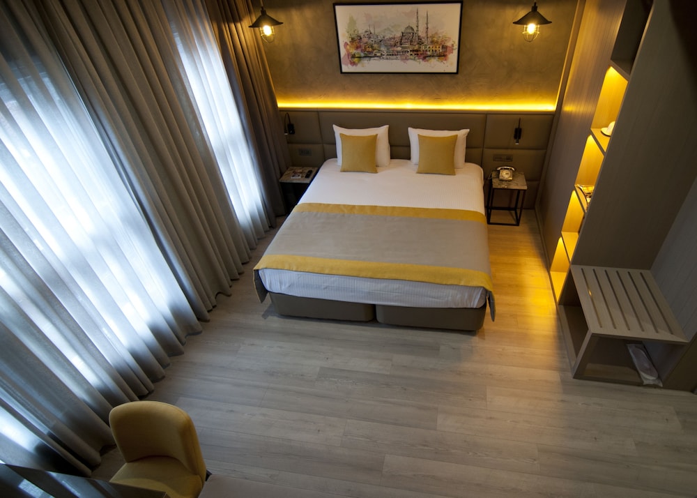 Hotel Seraglio 10/70