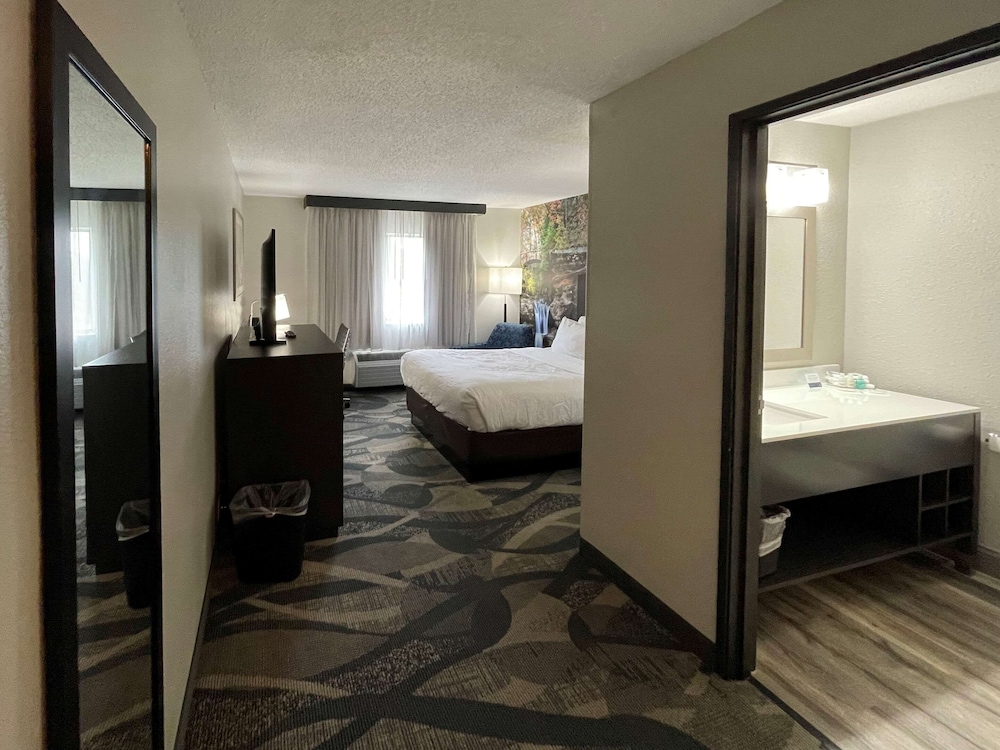 Clarion Pointe Fairborn near Wright Patterson AFB 17/25