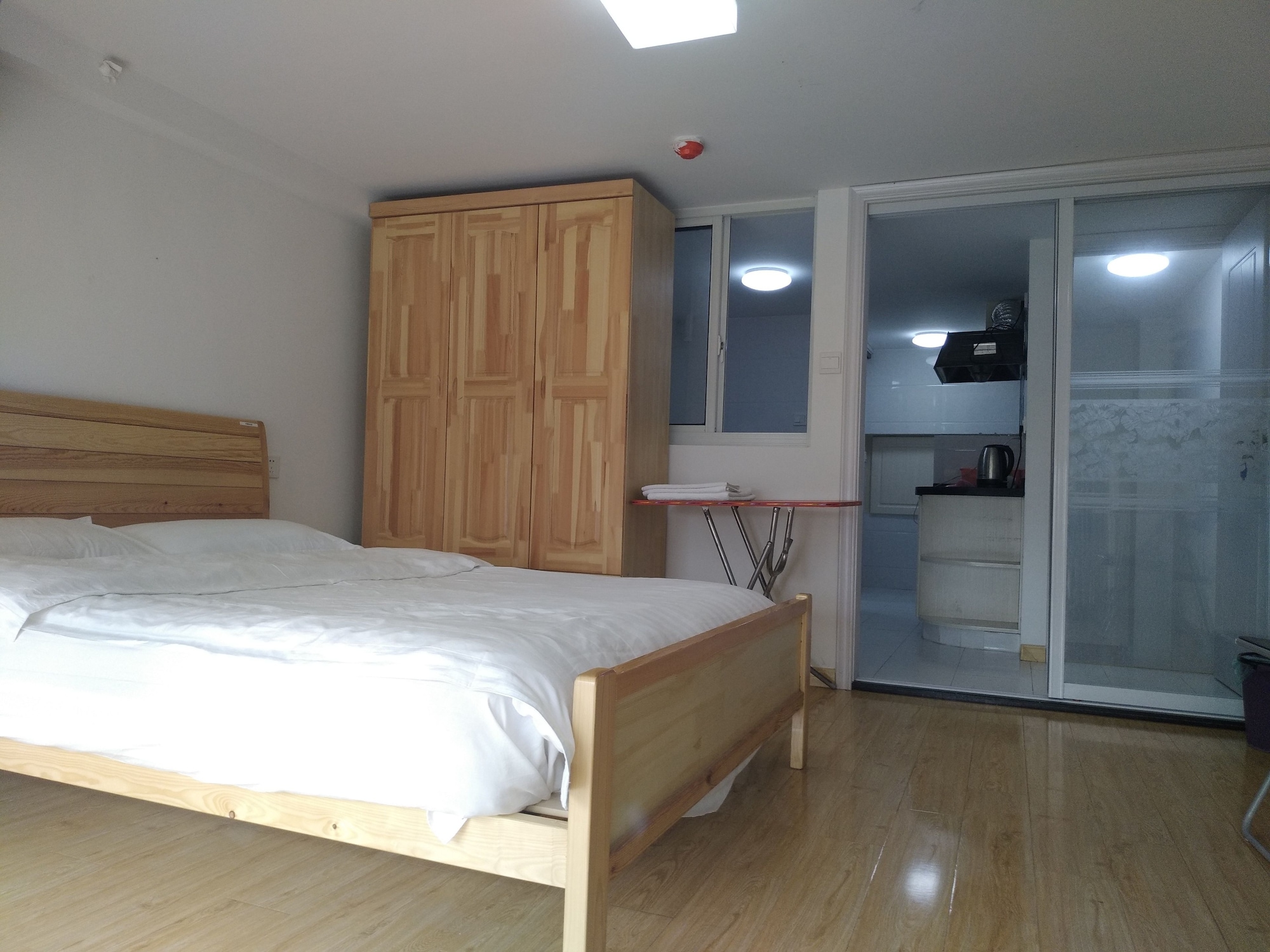 BUSINESS, DOUBLE BED