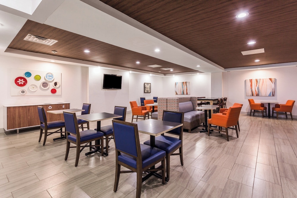 Holiday Inn Express Petersburg 49/70