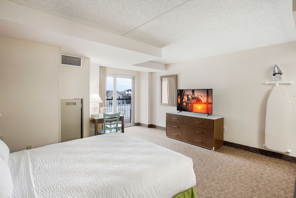 ECONOMY, SINGLE, QUEEN BED, PARTIAL OCEAN VIEW, ACCESSIBLE