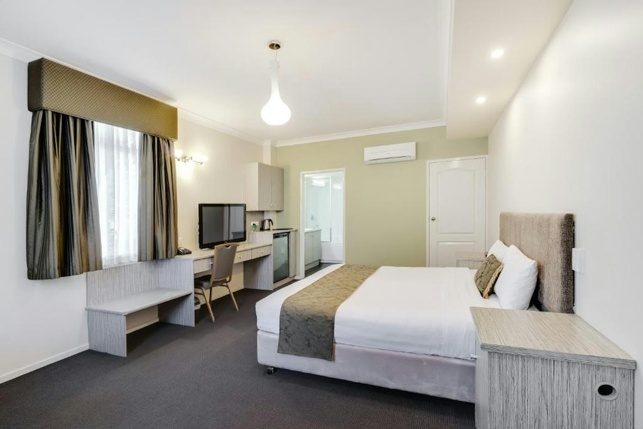 Prince of Wales Motor Inn 25/64