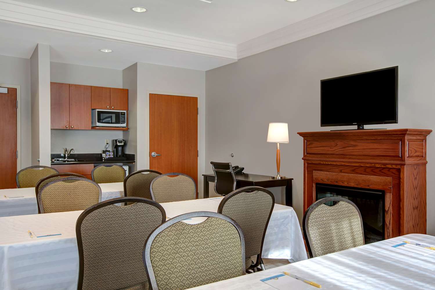 Days Inn & Suites By Wyndham Collingwood 29/38