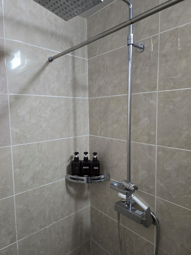 Cheonjiyeon Hotel 50/50