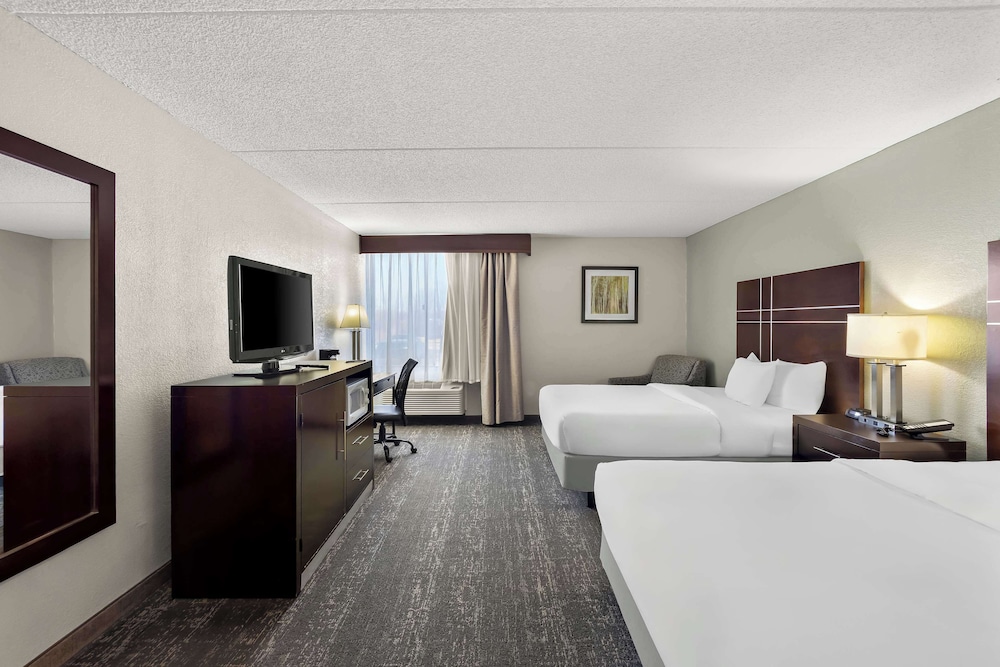 غرفة قياسية بسريرين مزدوجين لذوي الإعاقة، Best Western Luxbury Inn Fort Wayne 2/4