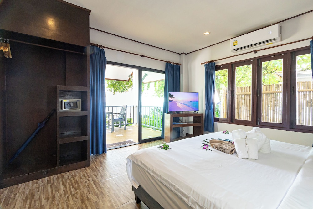 Bungalow, Double Bed, Beach Front, Sarocha Villa 3/10