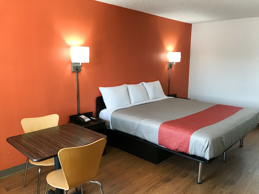Motel6 Bryan, TX - University Area 24/44