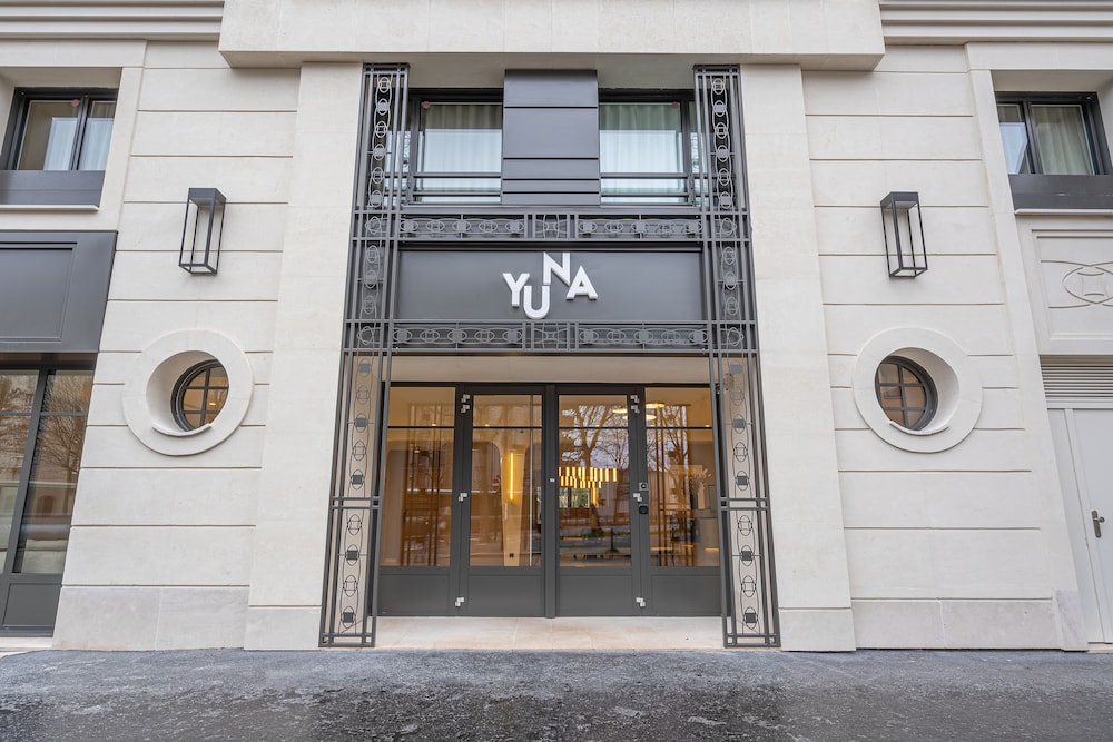 Yuna Porte Maillot Aparthotel