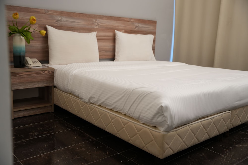 ROOM, QUEEN BED