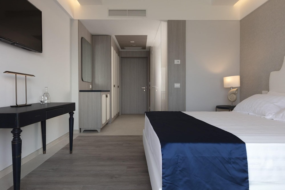 SUMMIT HOTEL 13/70