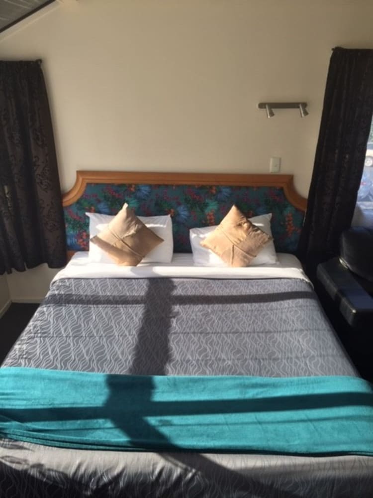 Pembrooke Motor Lodge, Whangarei 14/29