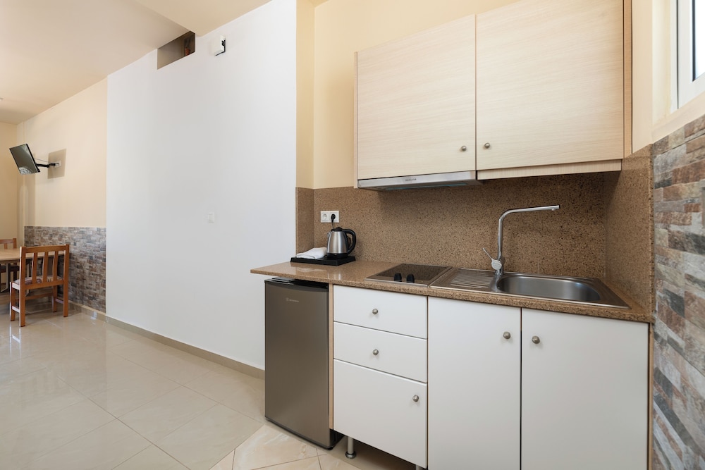 Vlycha Beach Studios & Apartments 8/71