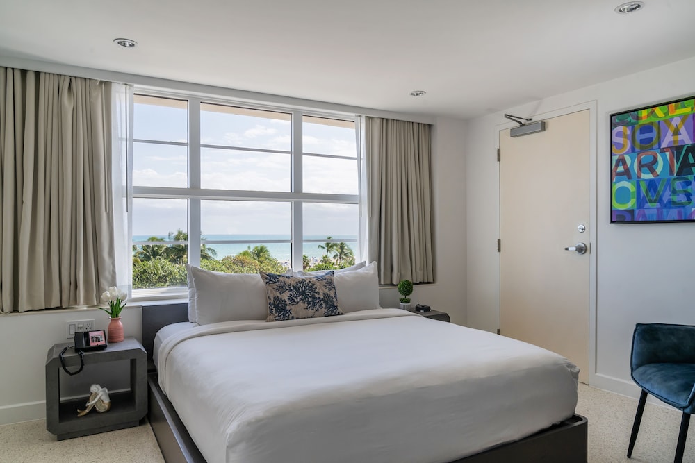 ROOM, KING BED, OCEAN FRONT