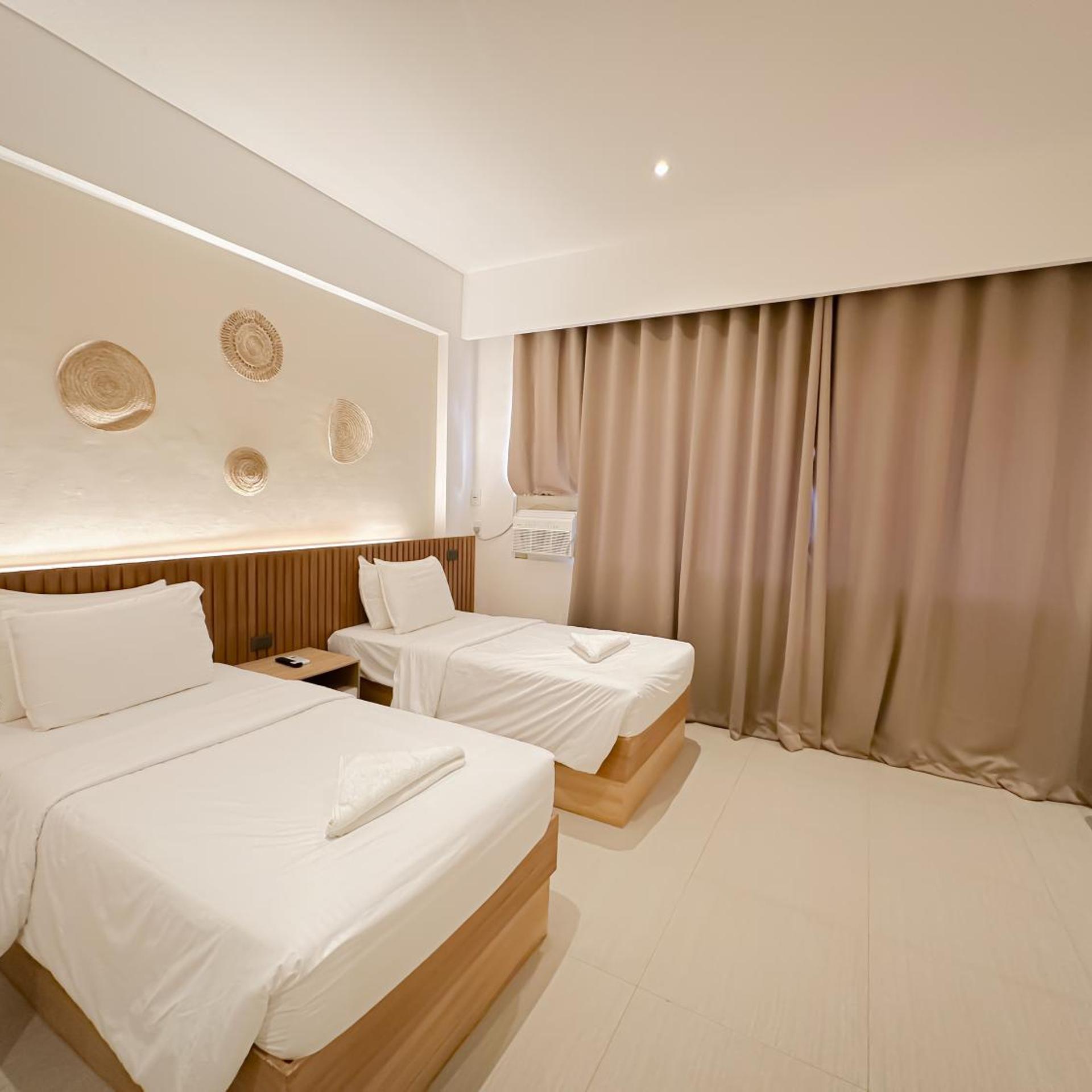 Leux Hotel 11/40
