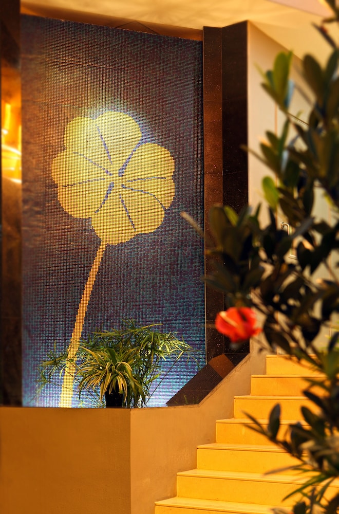 HOTEL CLOVER 5 HONGKONG STREET 25/37