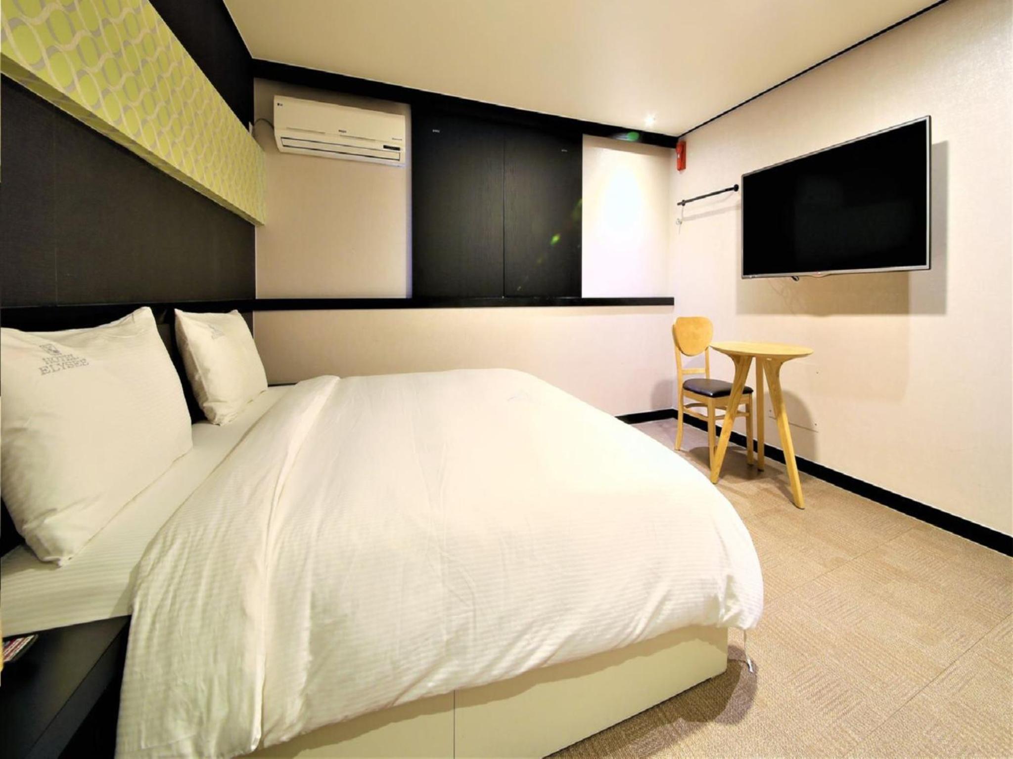 Deluxe, Double Bed, Elysee Hotel 8/10
