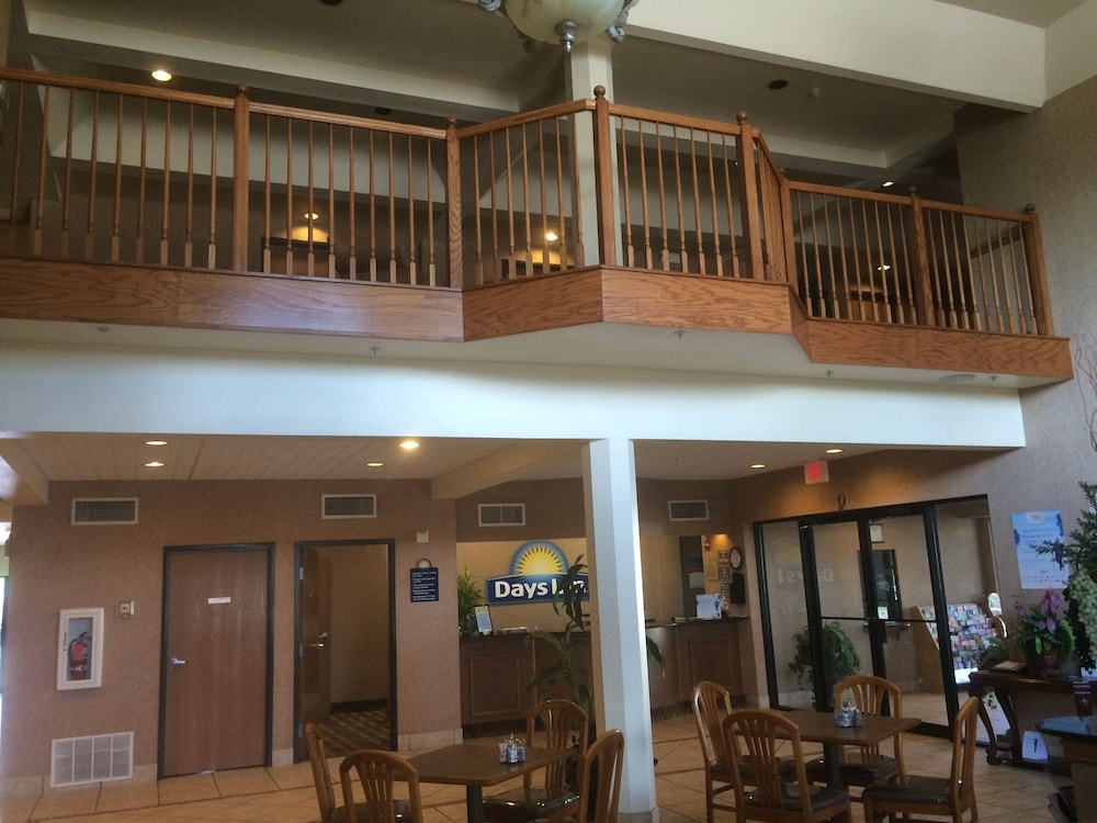 Days Inn & Suites by Wyndham San Antonio North/Stone Oak 6/63