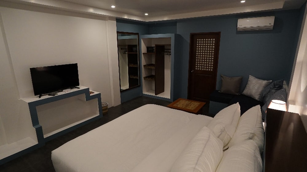 غرفة ديلوكس ثلاثية بسرير كينج مع أريكة، Amihan Resort 5/10
