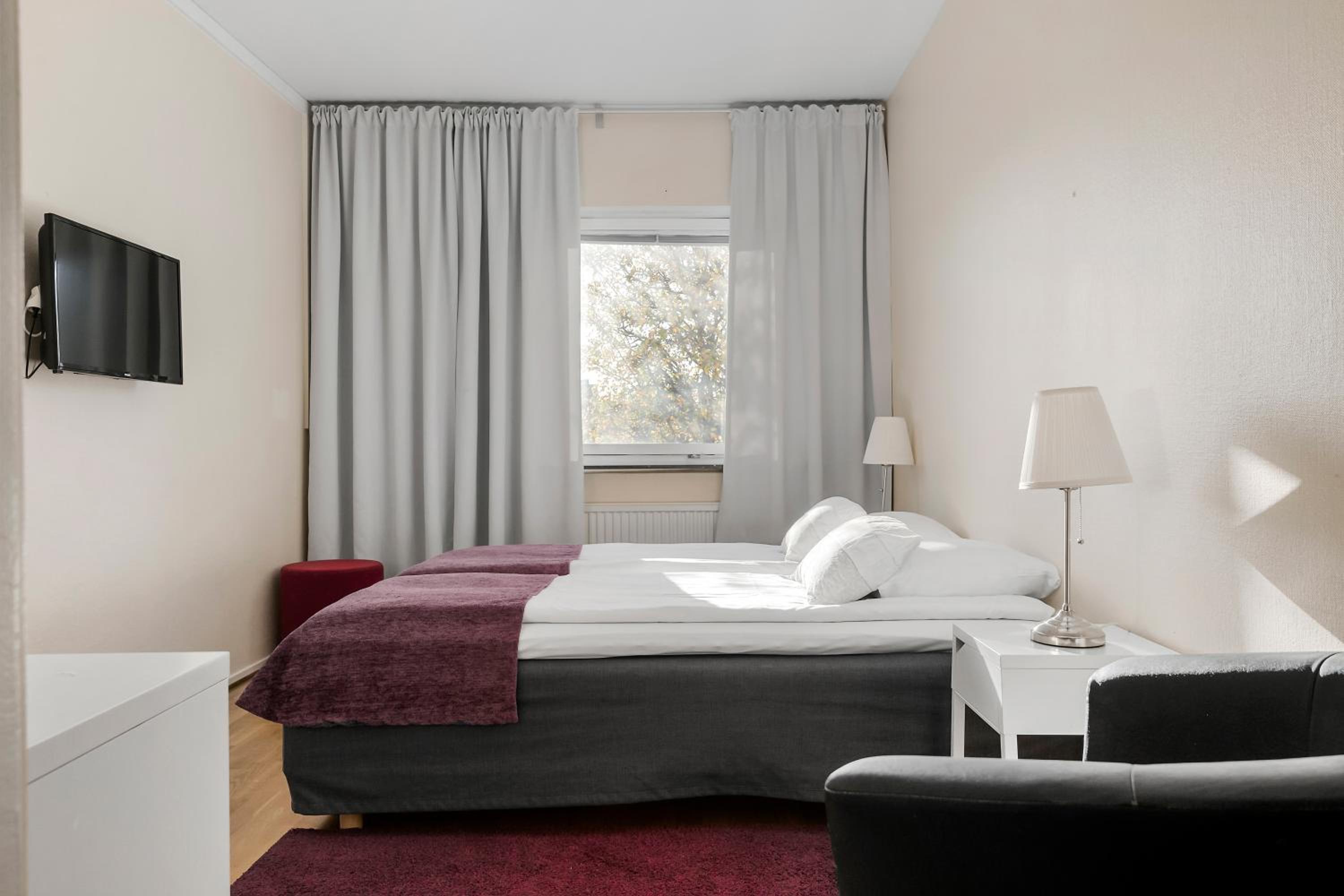 2 Bedrooms, Family, King and Twin Beds