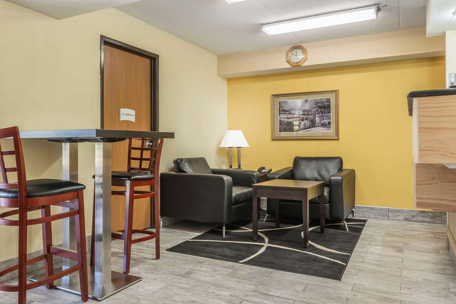 Quality Inn & Suites Pittsburgh Harmarville 12/17