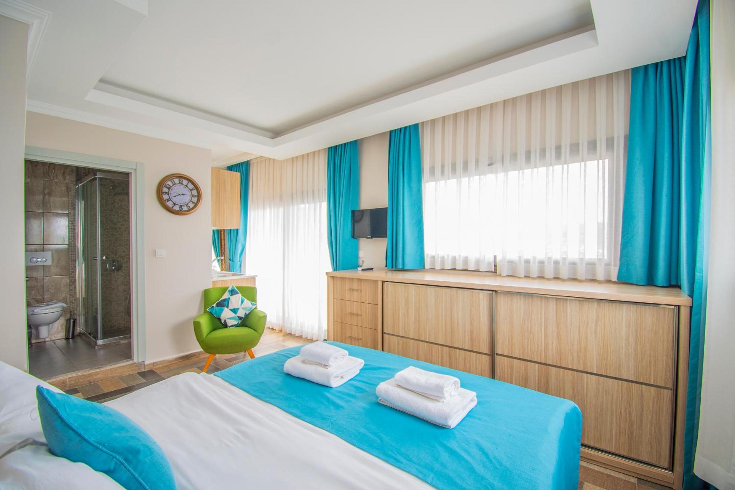 غرفة بسرير مزدوج بإطلالة على البحر، M Suite Hotel 8/10