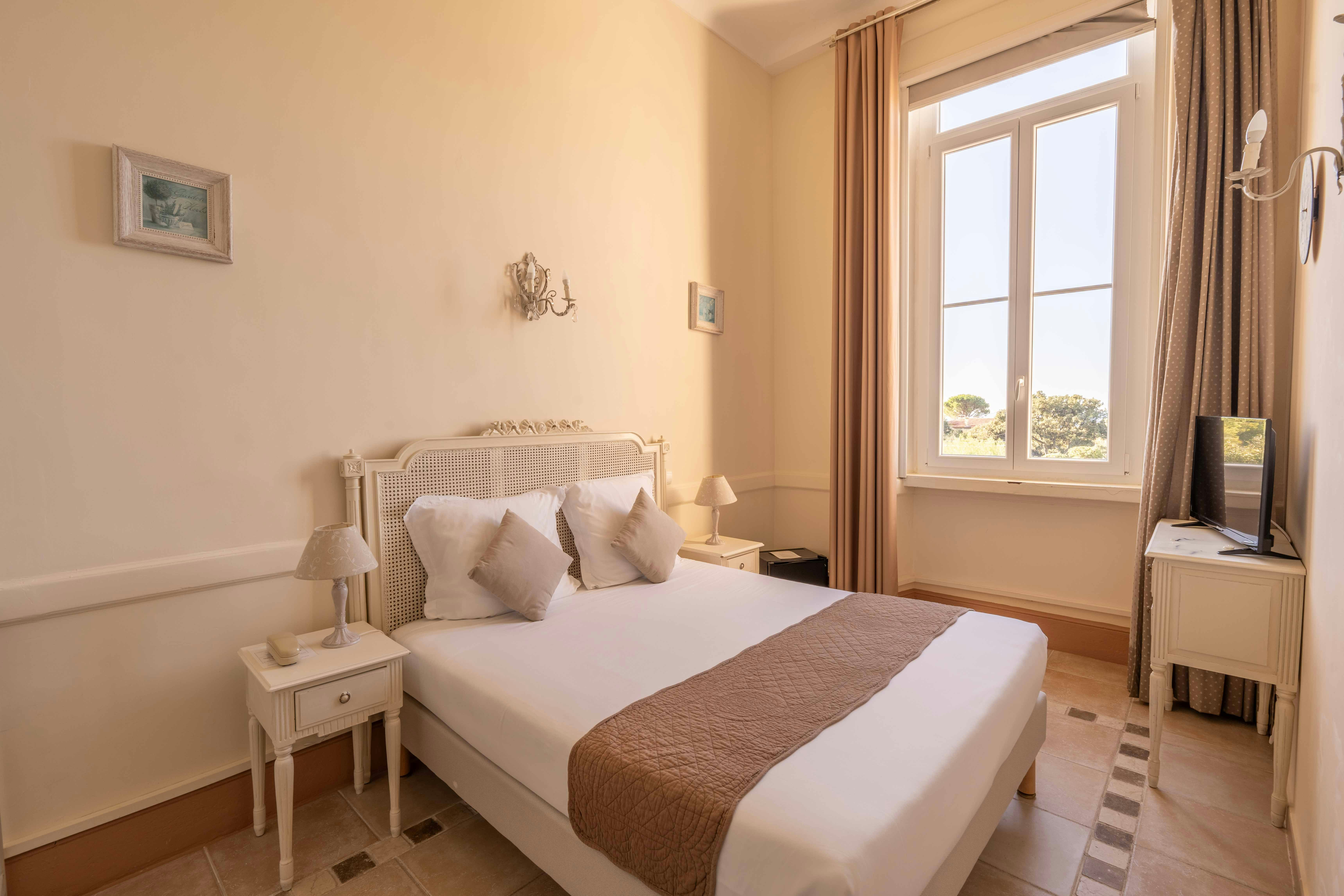 غرفة بسرير مزدوج بإطلالة على البحر، L Orangeraie Hotel 2/3