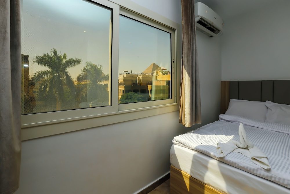 Three Giza Pyramids Inn 36/65