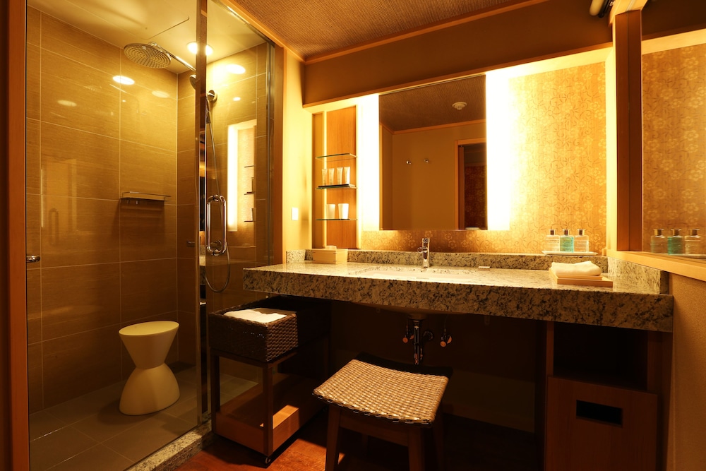 ARIMA GRAND HOTEL 48/50