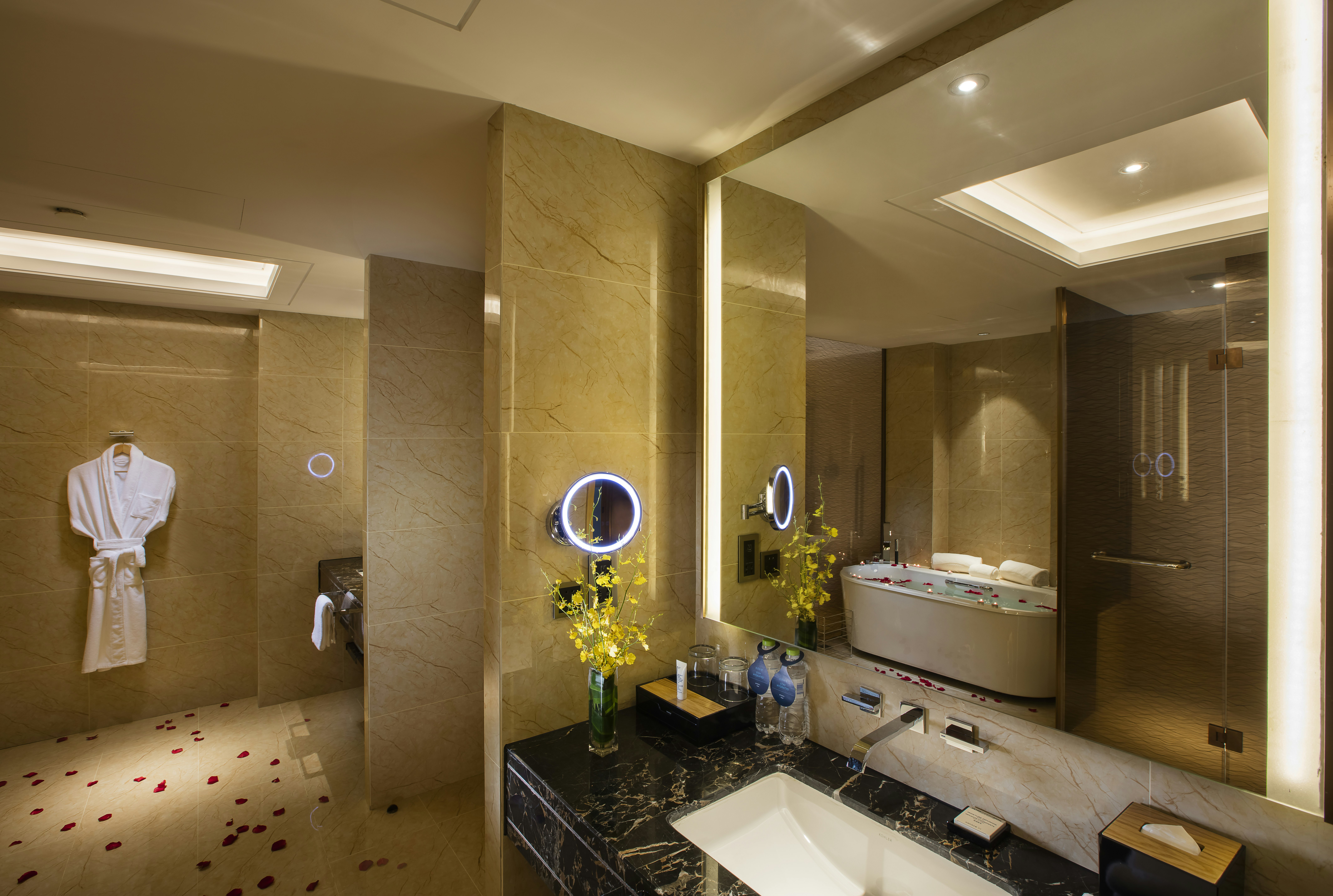 HILTON WUHAN RIVERSIDE 76/79
