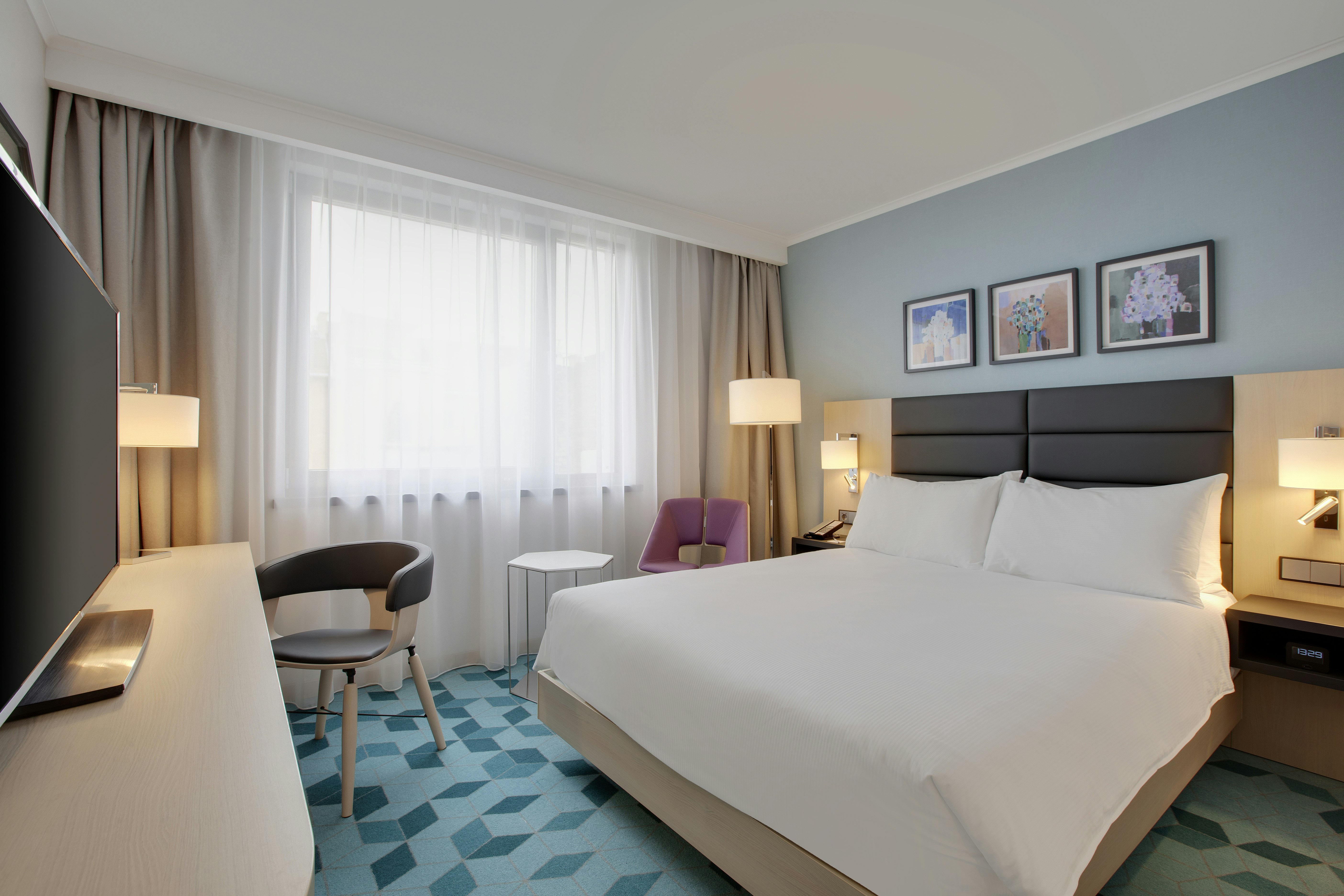 ROOM, QUEEN BED