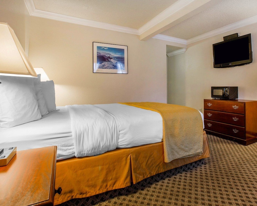 Arbor Inn Monterey 16/33