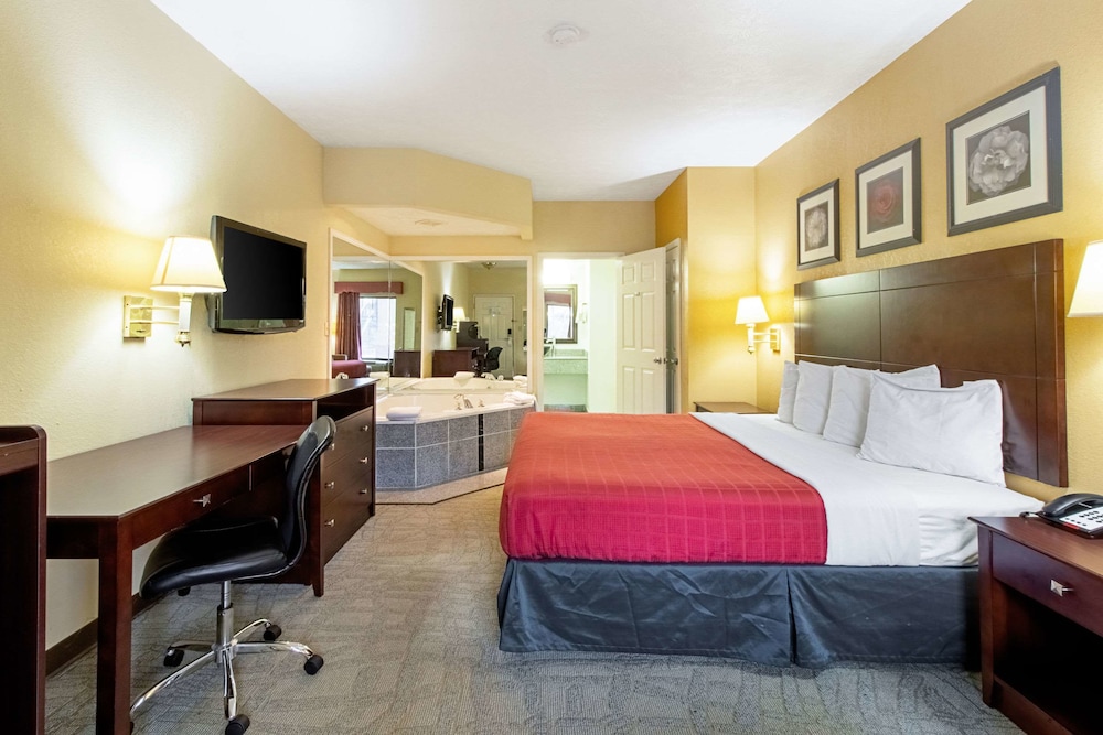 Quality Inn & Suites Dickson TN 14/46