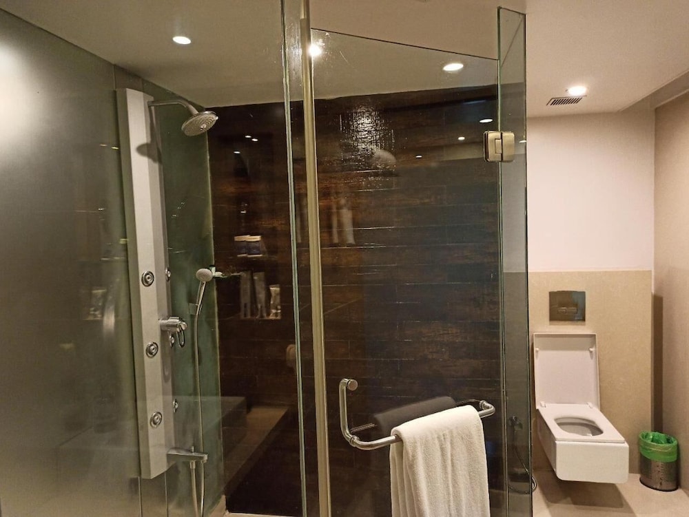 Majestic Court Sarovar Portico 17/46