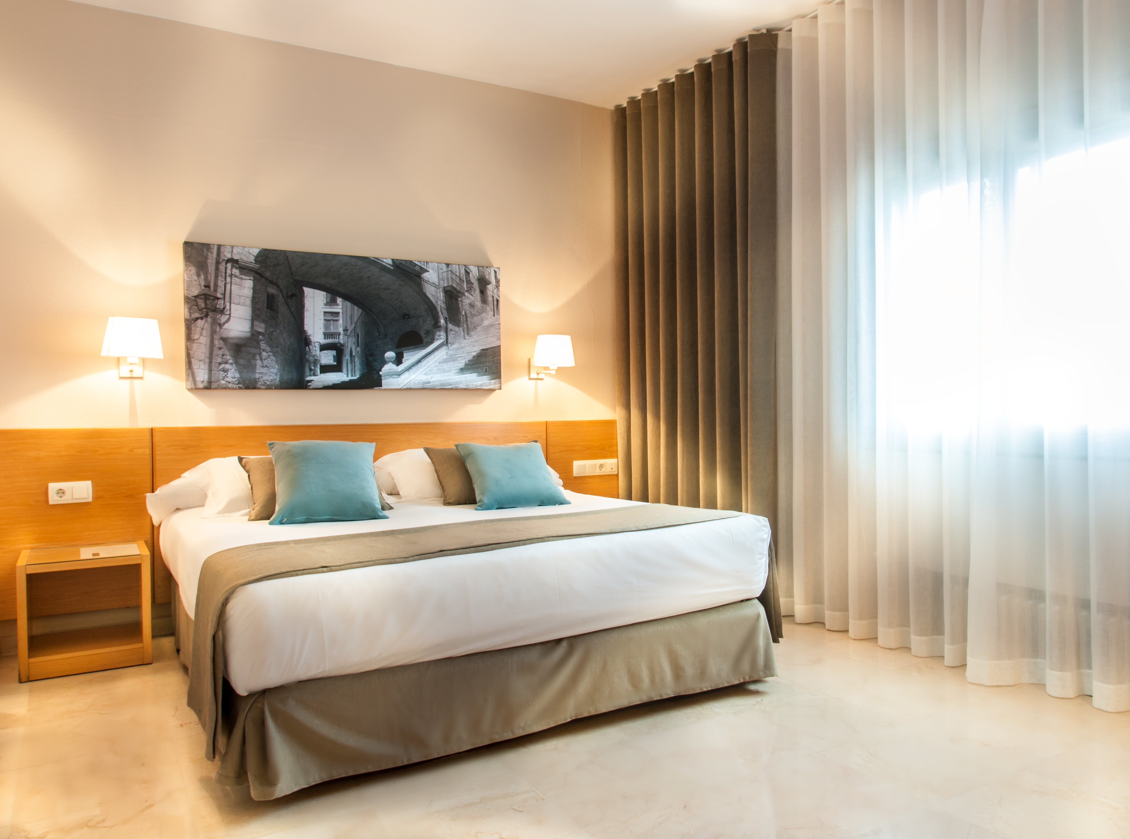 ROOM, SINGLE