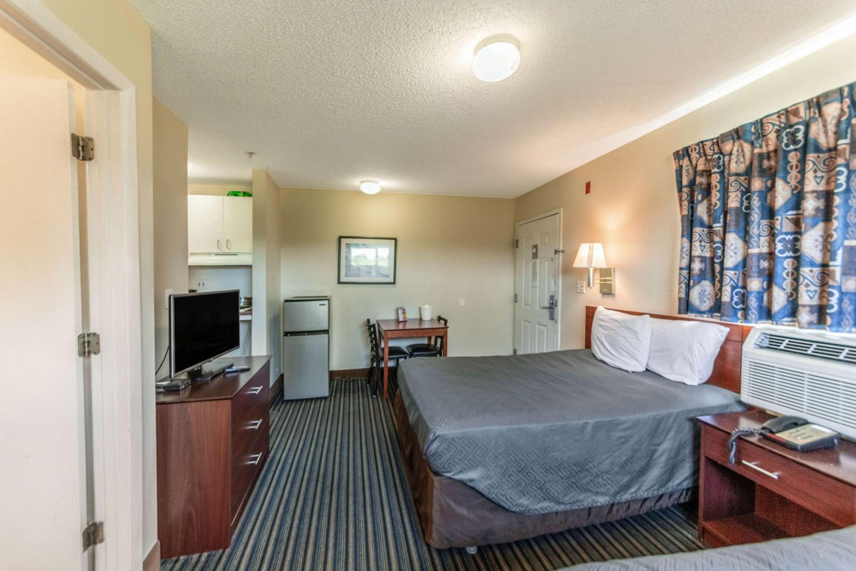 ROOM, QUEEN BED, ACCESSIBLE