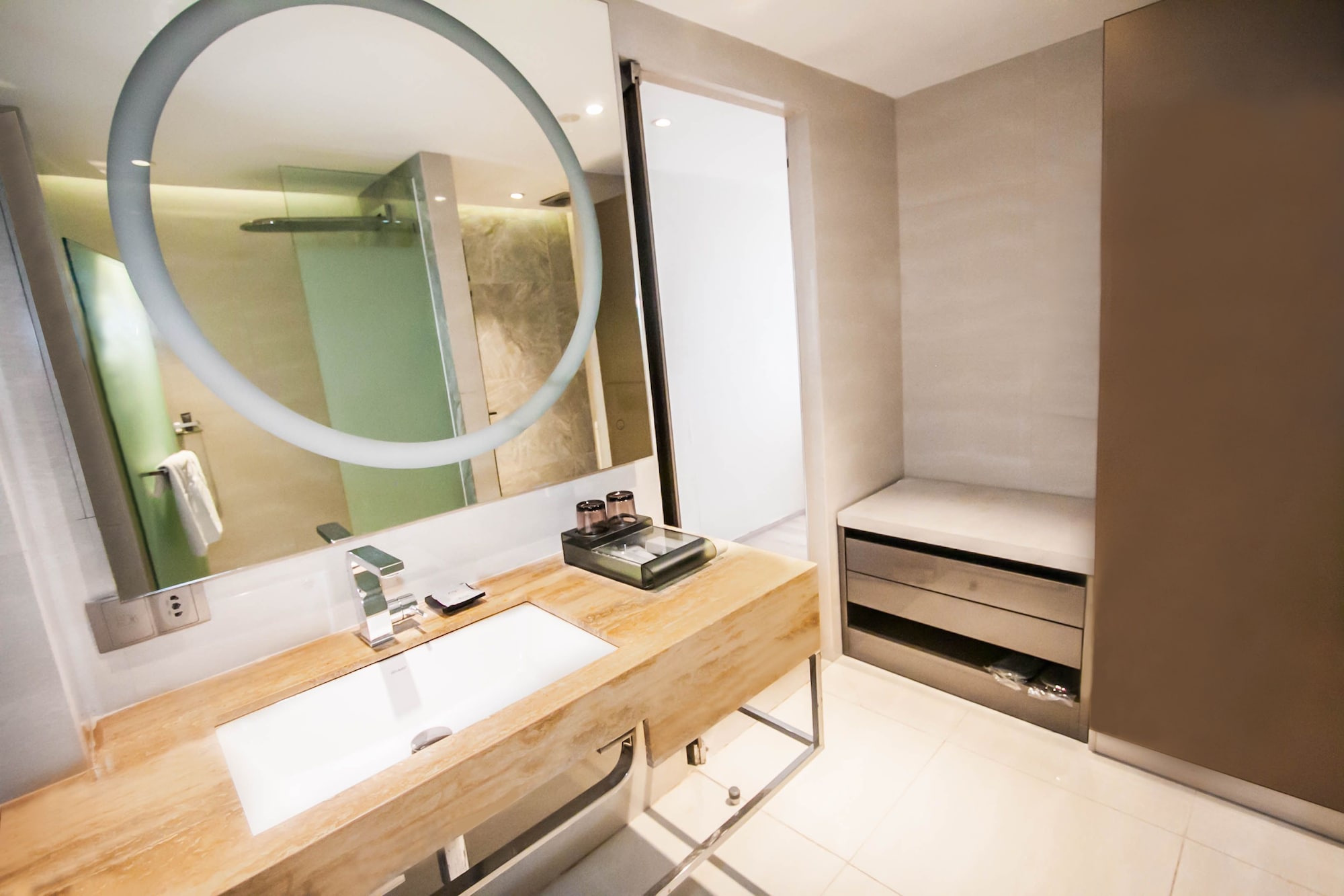 Fantastic, Queen Bed، Hotel Xyz 3/3