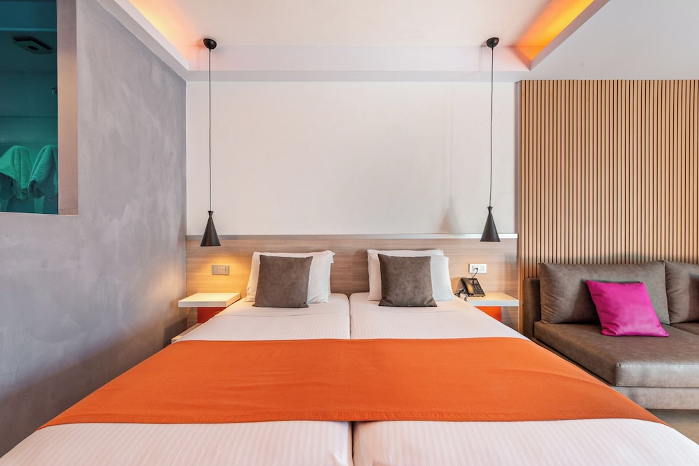 DELUXE, DOUBLE BED