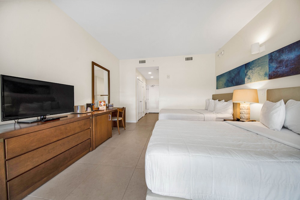 DELUXE, 2 DOUBLE BEDS