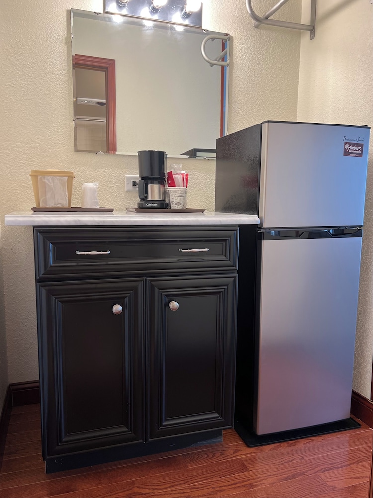 Amber s Inn & Suites 20/71