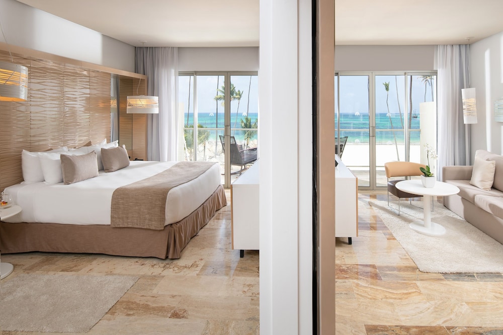 Suite, King Bed, Ocean Front, Sofa