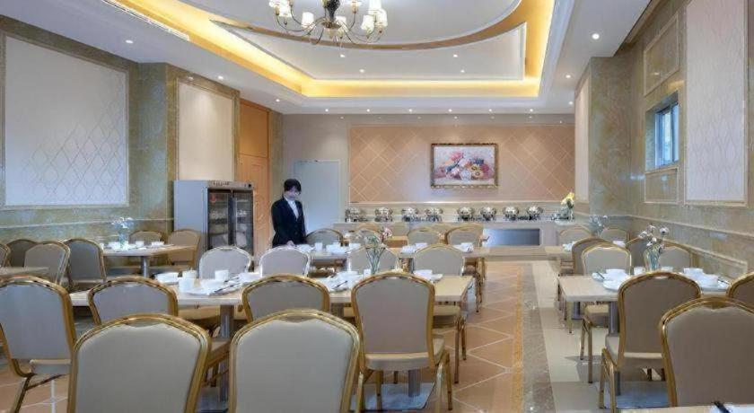 Vienna Hotel (Zhongshan Rainbow Avenue) 44/58