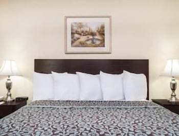 Days Inn by Wyndham Indianapolis Northeast 14/27