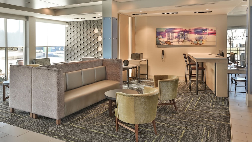 Holiday Inn Express & Suites Nashville Metrocenter Downtown 46/64