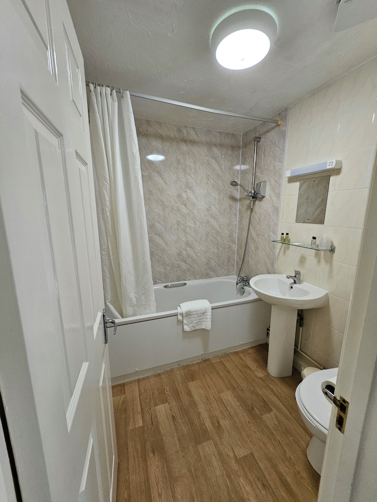 MARSH FARM HOTEL 48/50