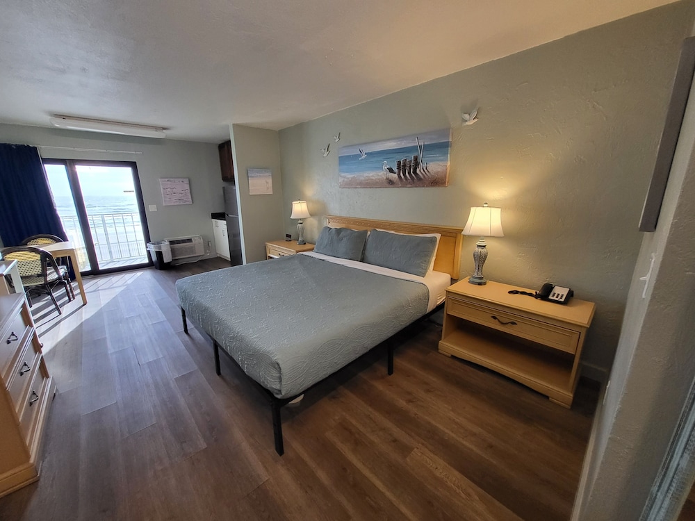 STANDARD, KING BED, OCEAN FRONT, KITCHENETTE