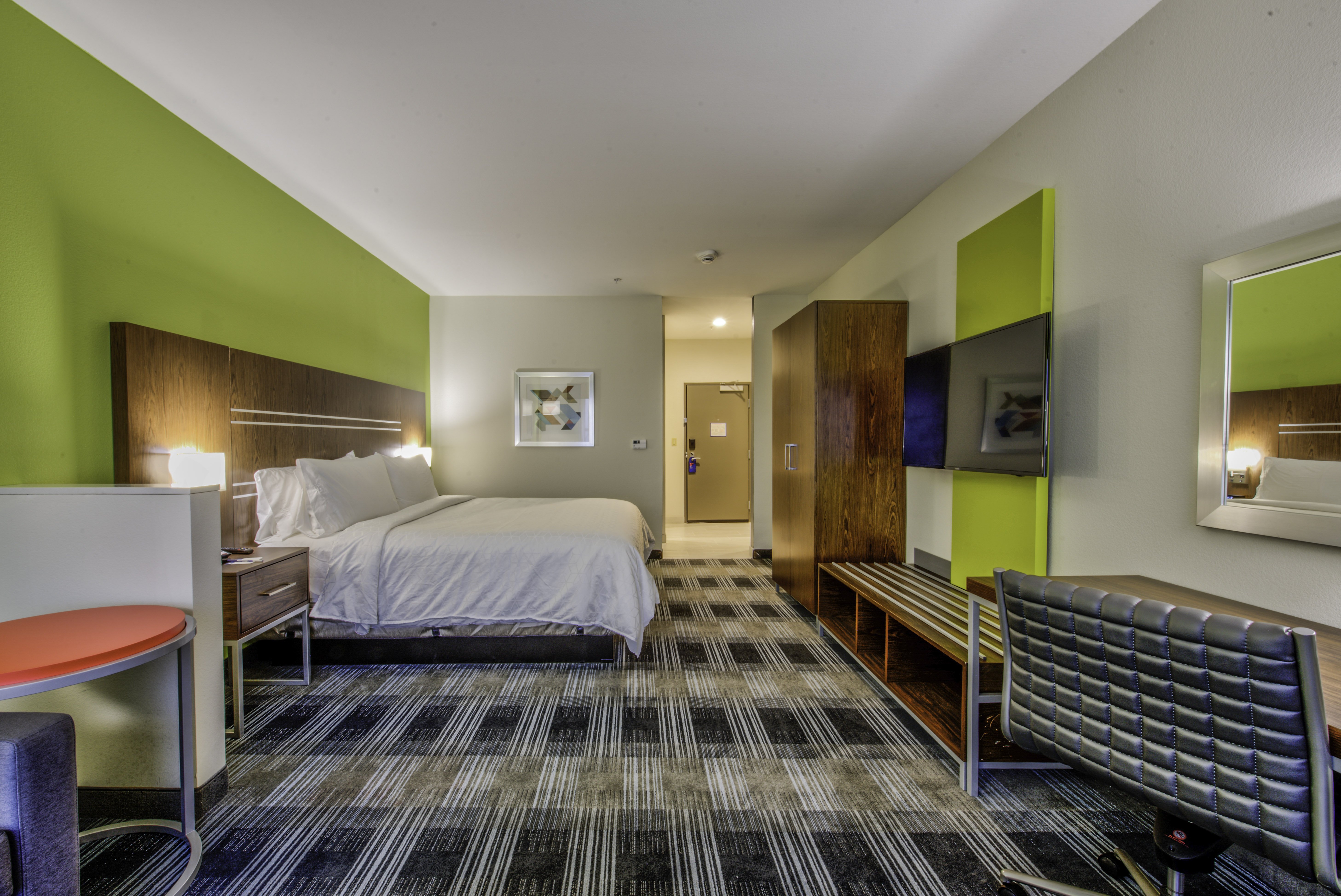 Holiday Inn Express Suites Farmers Branch 39/70