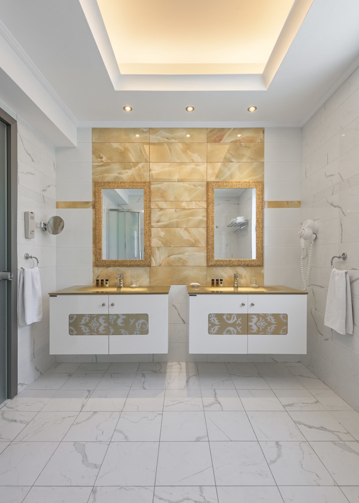 La Marquise Luxury Resort Complex 17/71