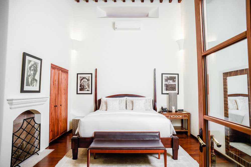 LUXURY, SUITE, KING BED